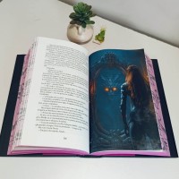 Feyre frente al Espejo Ouroboros